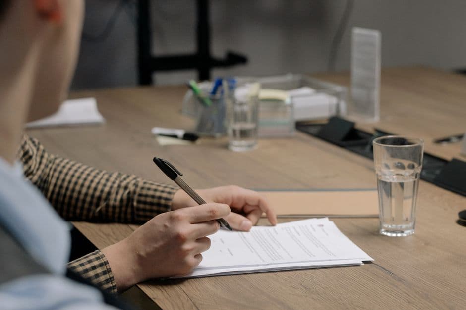 Contrat de gestion Airbnb : 7 clauses à vérifier avant de signer